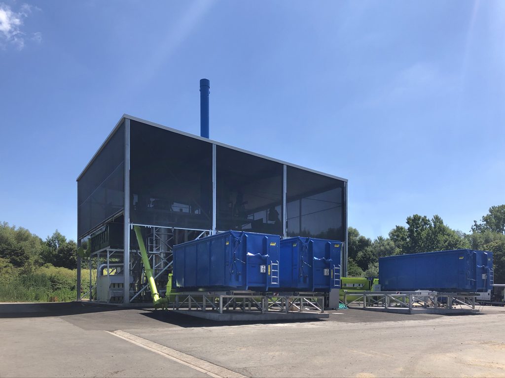 die Industrieanlage mit zwei blauen Containern