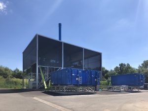 die Industrieanlage mit zwei blauen Containern